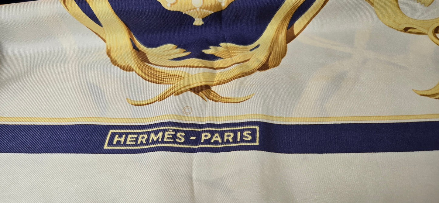 Carré Hermès en twill de soie "Couronne/Crown"