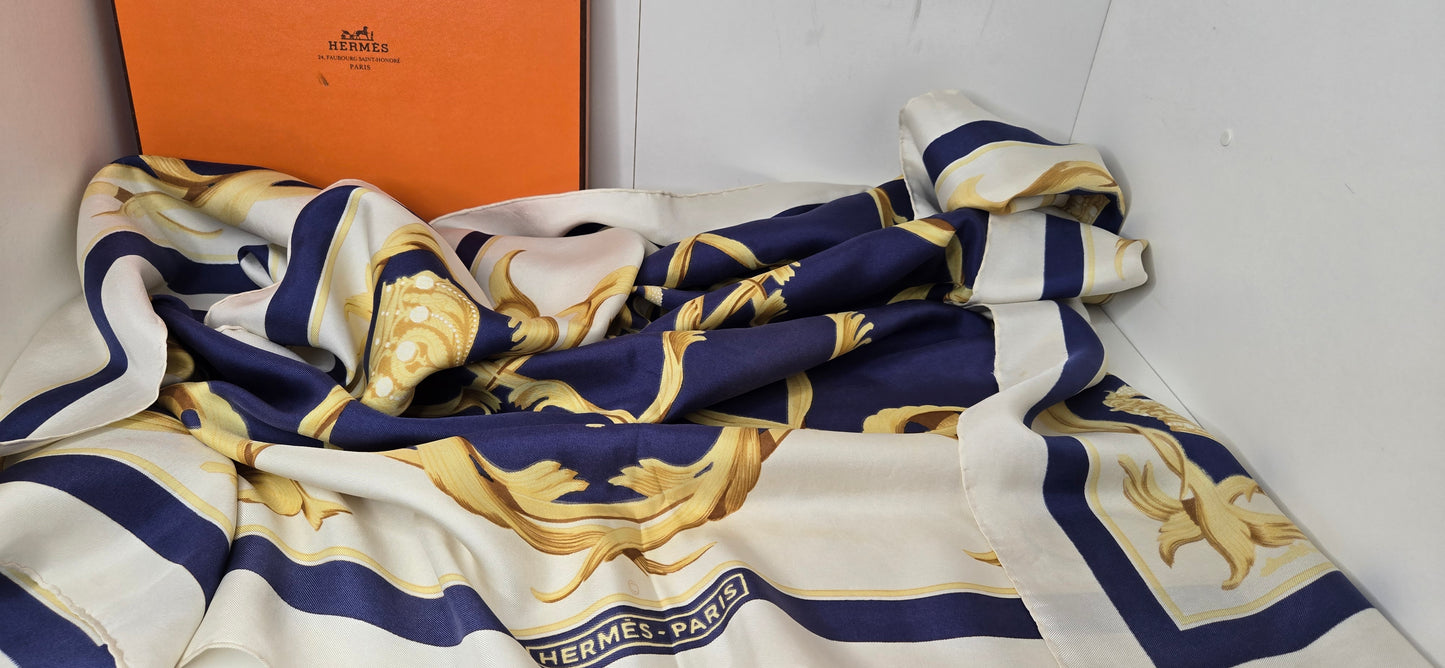 Carré Hermès en twill de soie "Couronne/Crown"
