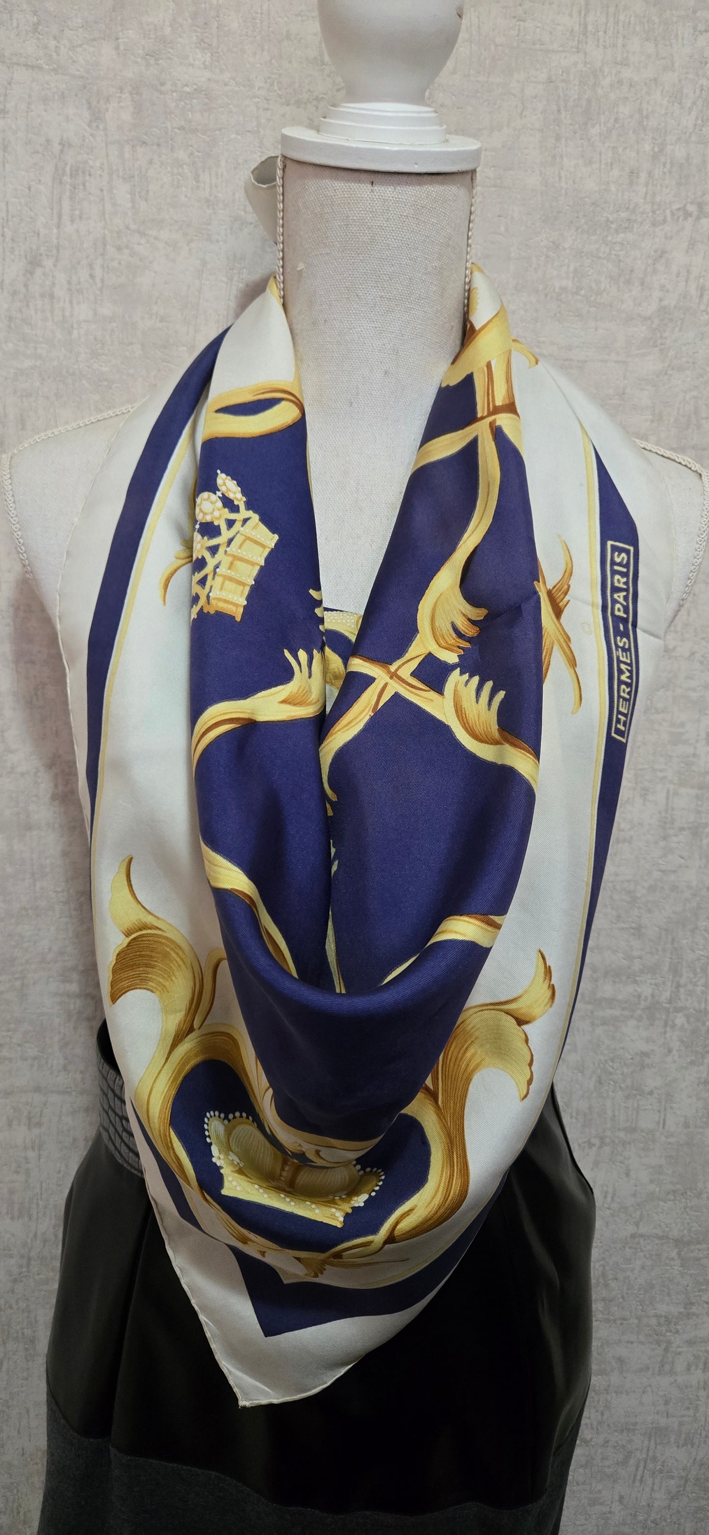 Carré Hermès en twill de soie "Couronne/Crown"