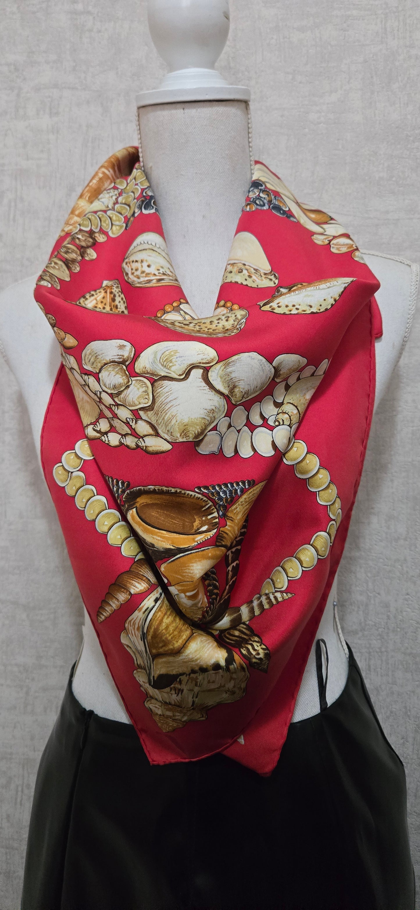 Carré Hermès en twill de soie "Rocaille "