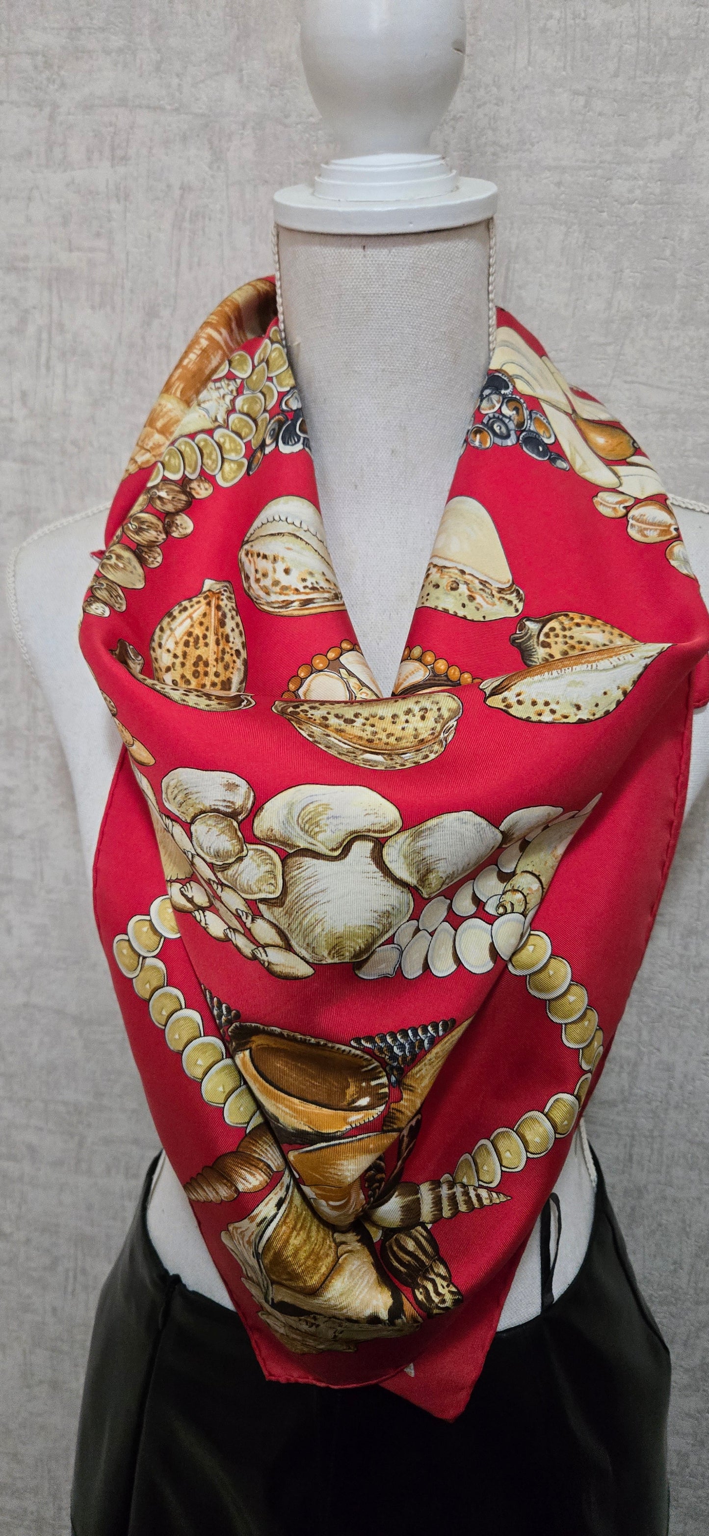 Carré Hermès en twill de soie "Rocaille "