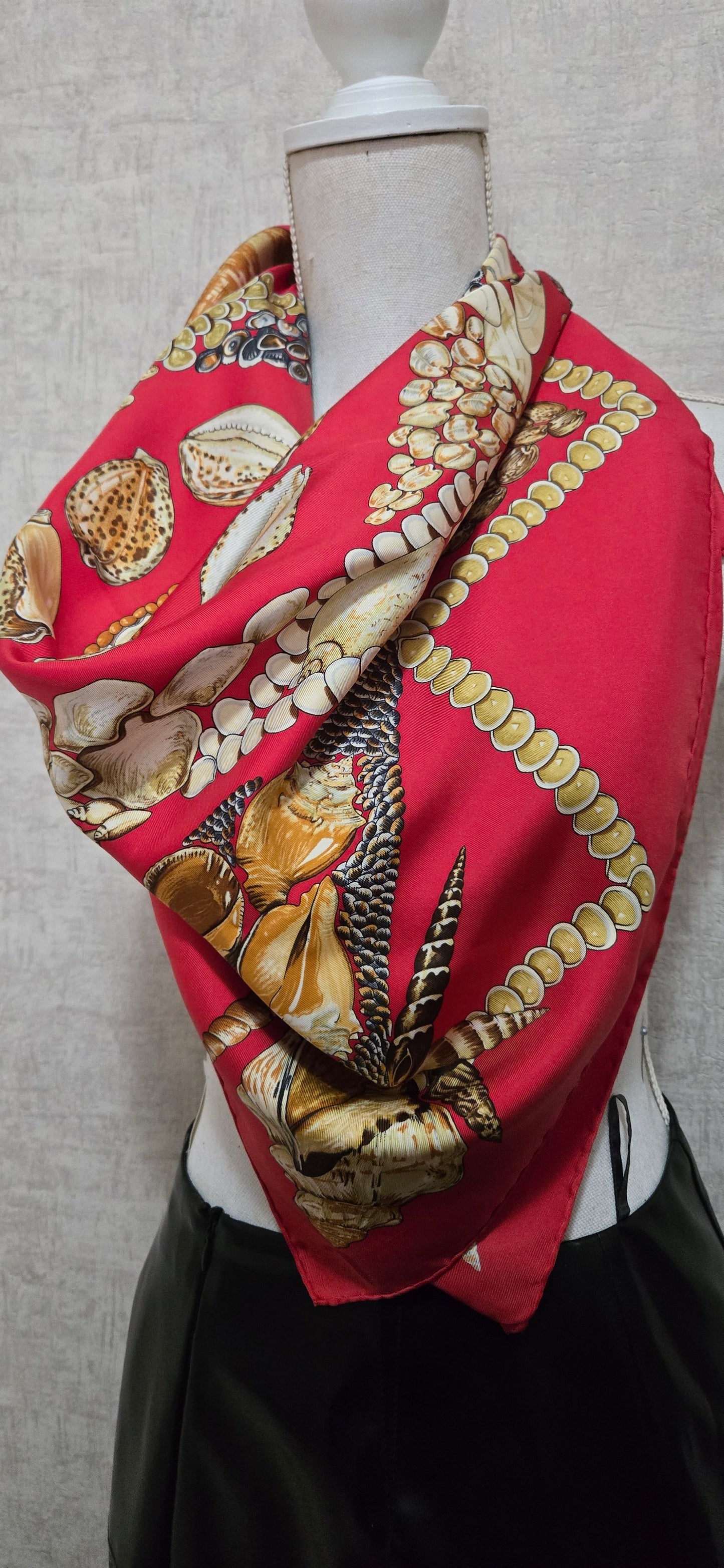 Carré Hermès en twill de soie "Rocaille "