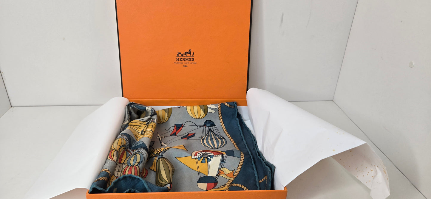 Gavroche  en Twill de soie Hermès "Les Folies du Ciel" 40Cm