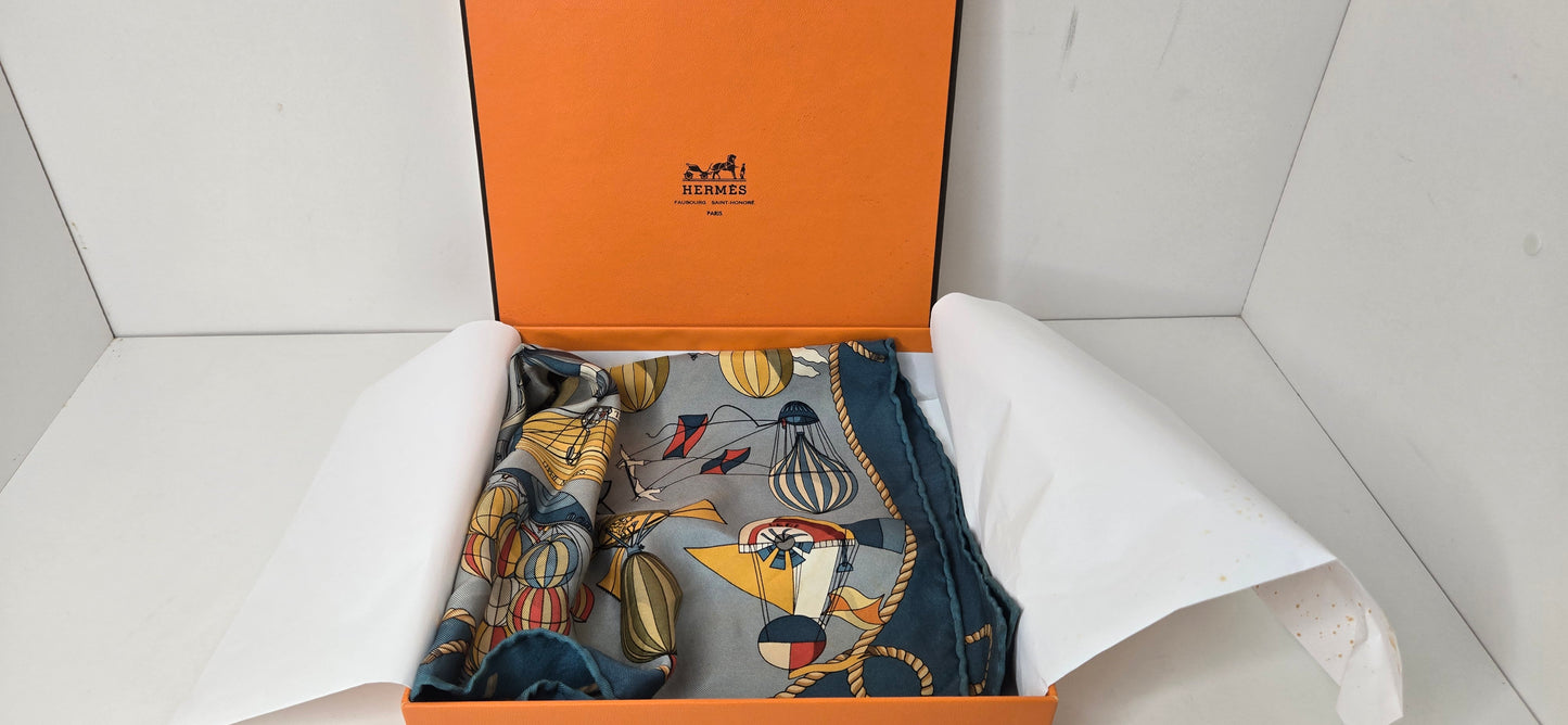 Gavroche  en Twill de soie Hermès "Les Folies du Ciel" 40Cm