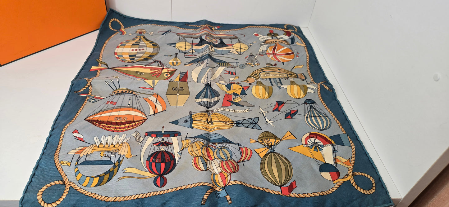 Gavroche  en Twill de soie Hermès "Les Folies du Ciel" 40Cm
