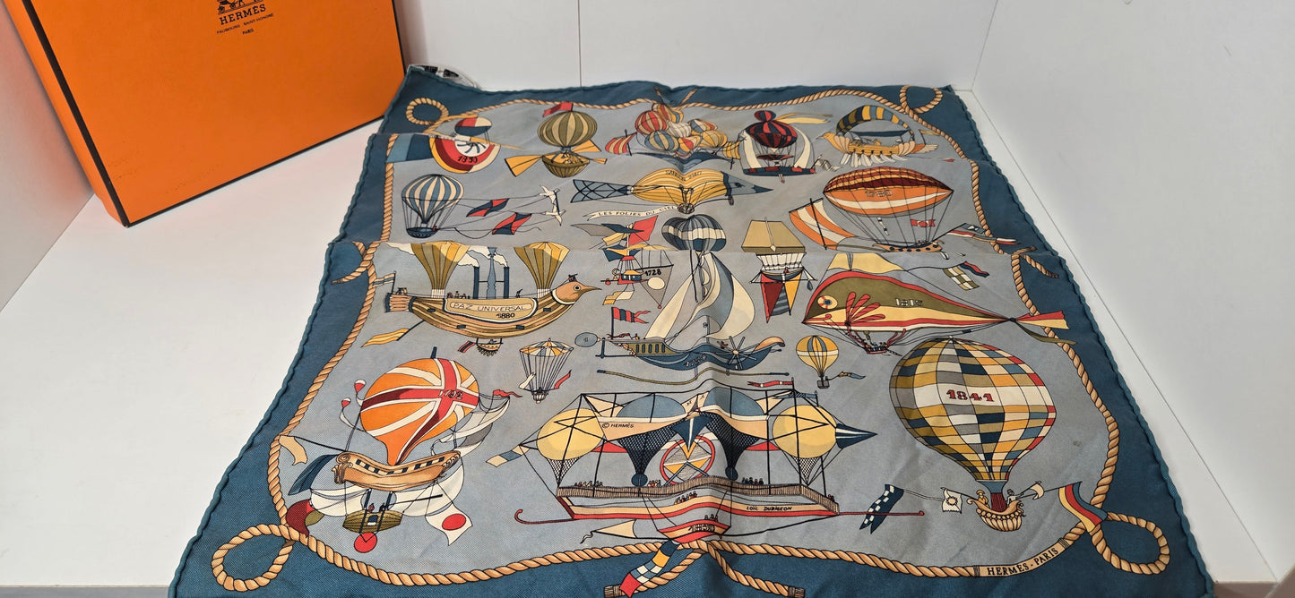 Gavroche  en Twill de soie Hermès "Les Folies du Ciel" 40Cm