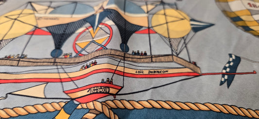 Gavroche  en Twill de soie Hermès "Les Folies du Ciel" 40Cm