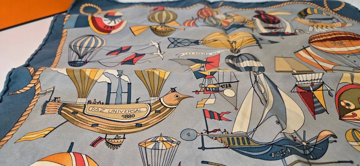 Gavroche  en Twill de soie Hermès "Les Folies du Ciel" 40Cm