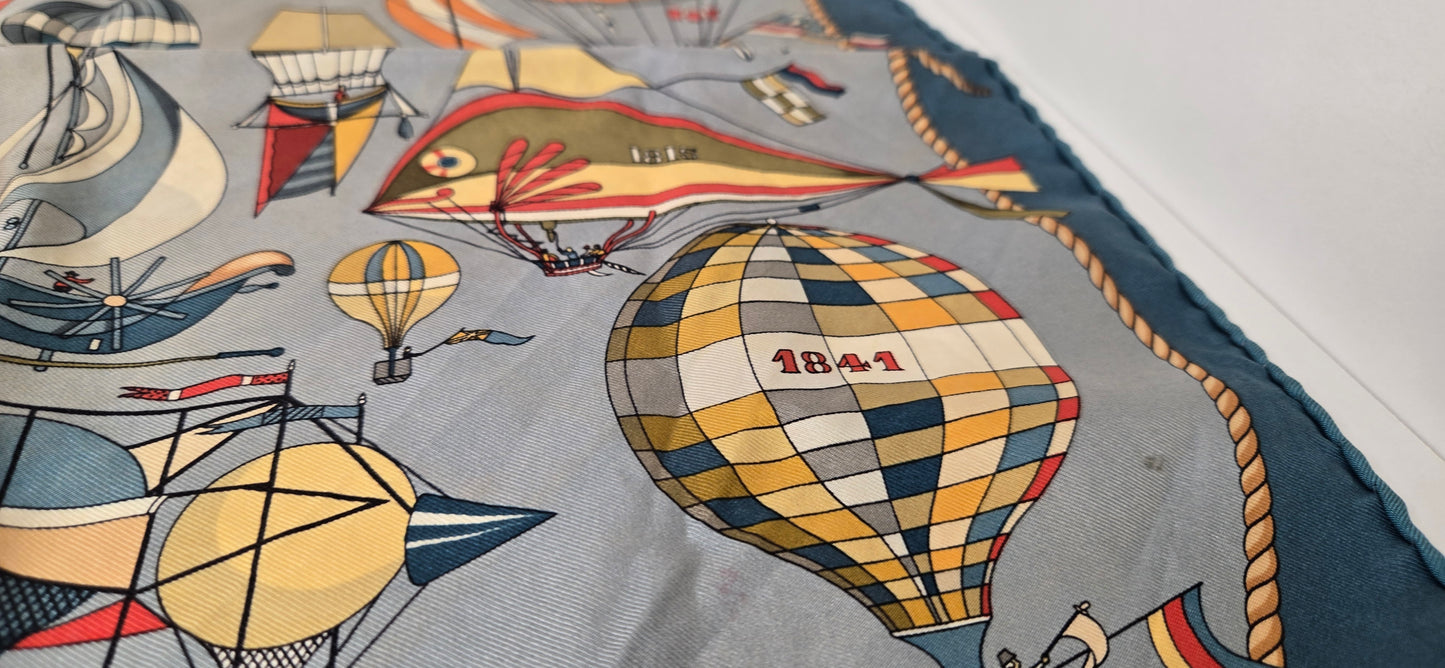 Gavroche  en Twill de soie Hermès "Les Folies du Ciel" 40Cm