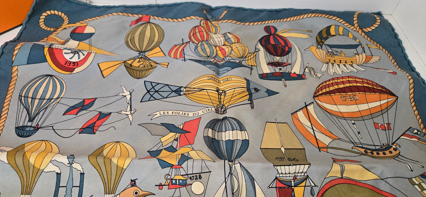 Gavroche  en Twill de soie Hermès "Les Folies du Ciel" 40Cm