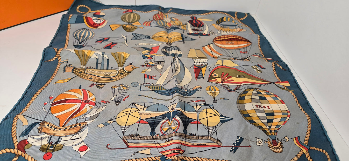 Gavroche  en Twill de soie Hermès "Les Folies du Ciel" 40Cm