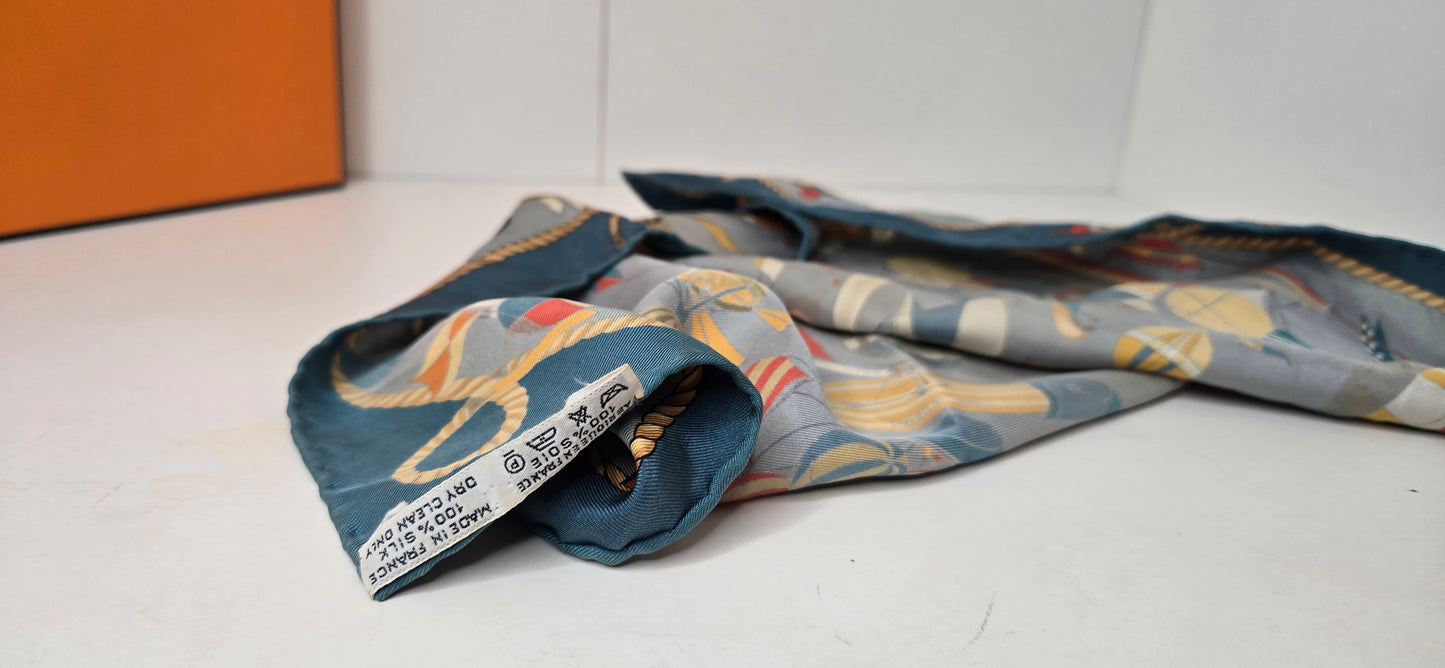 Gavroche  en Twill de soie Hermès "Les Folies du Ciel" 40Cm
