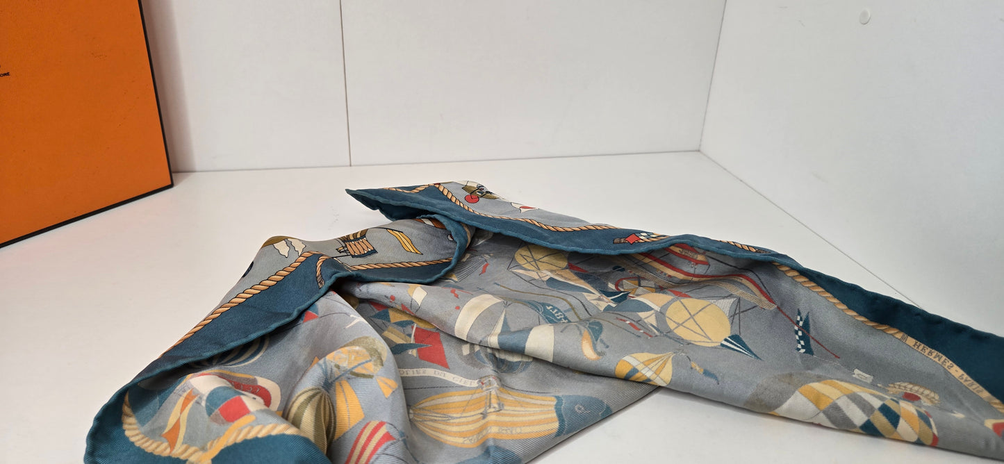 Gavroche  en Twill de soie Hermès "Les Folies du Ciel" 40Cm