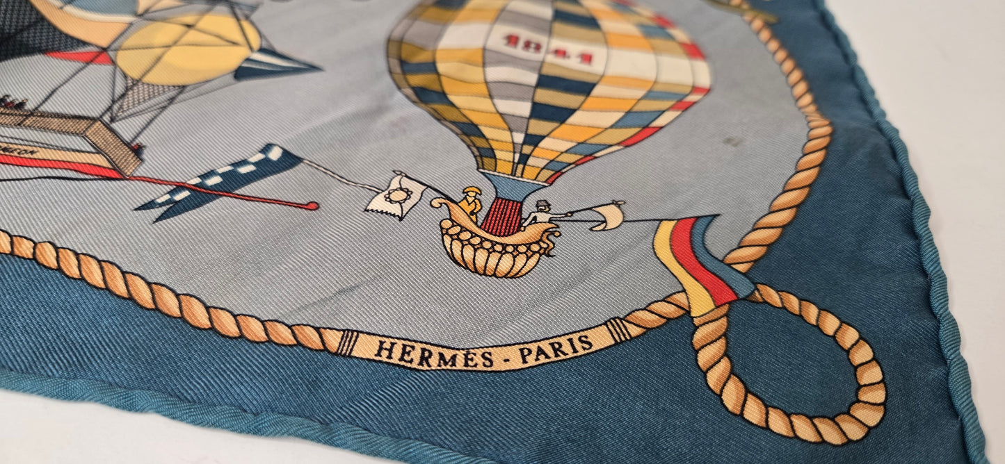 Gavroche  en Twill de soie Hermès "Les Folies du Ciel" 40Cm