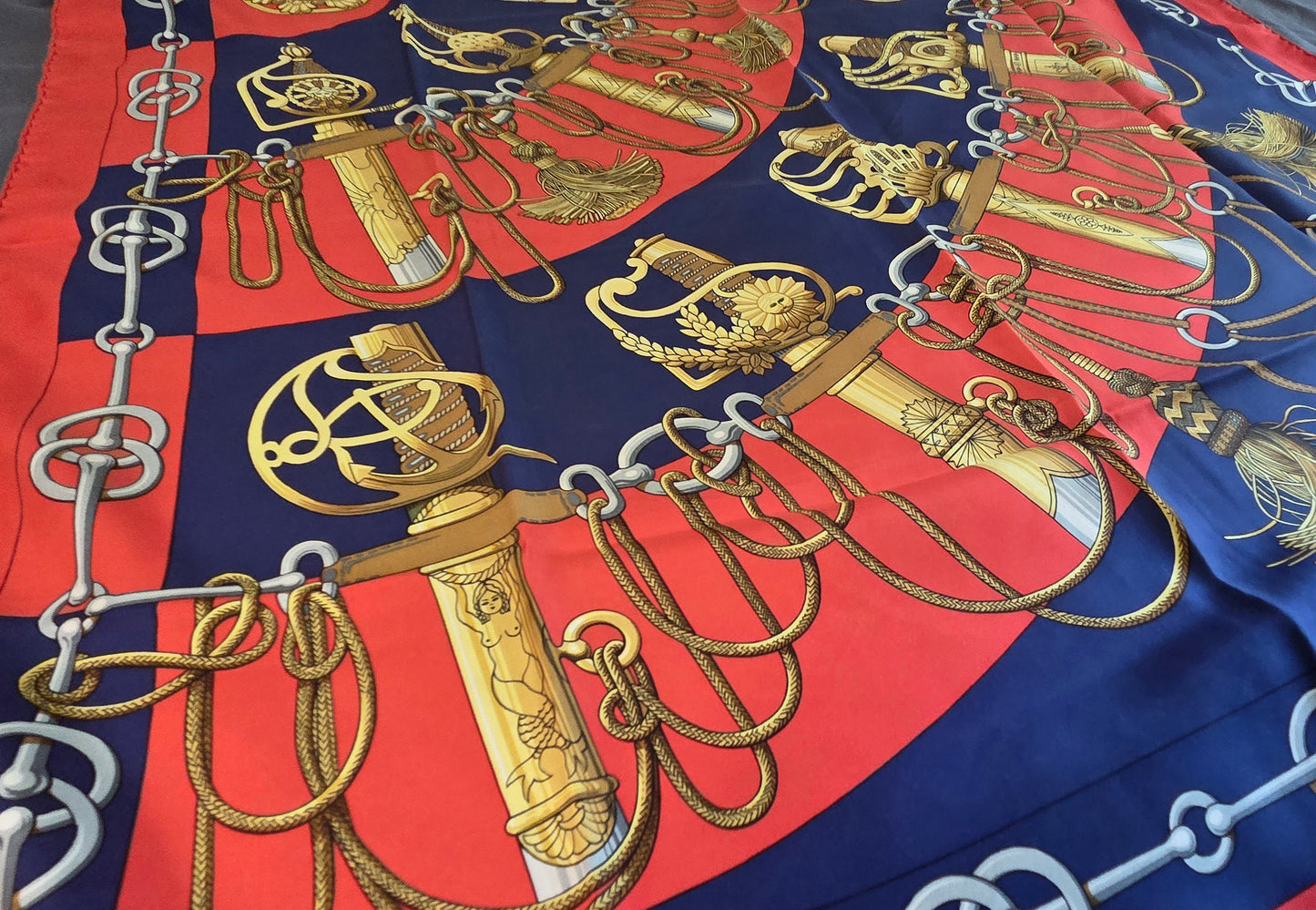 Carré Hermès en twill de soie "Cliquetis "