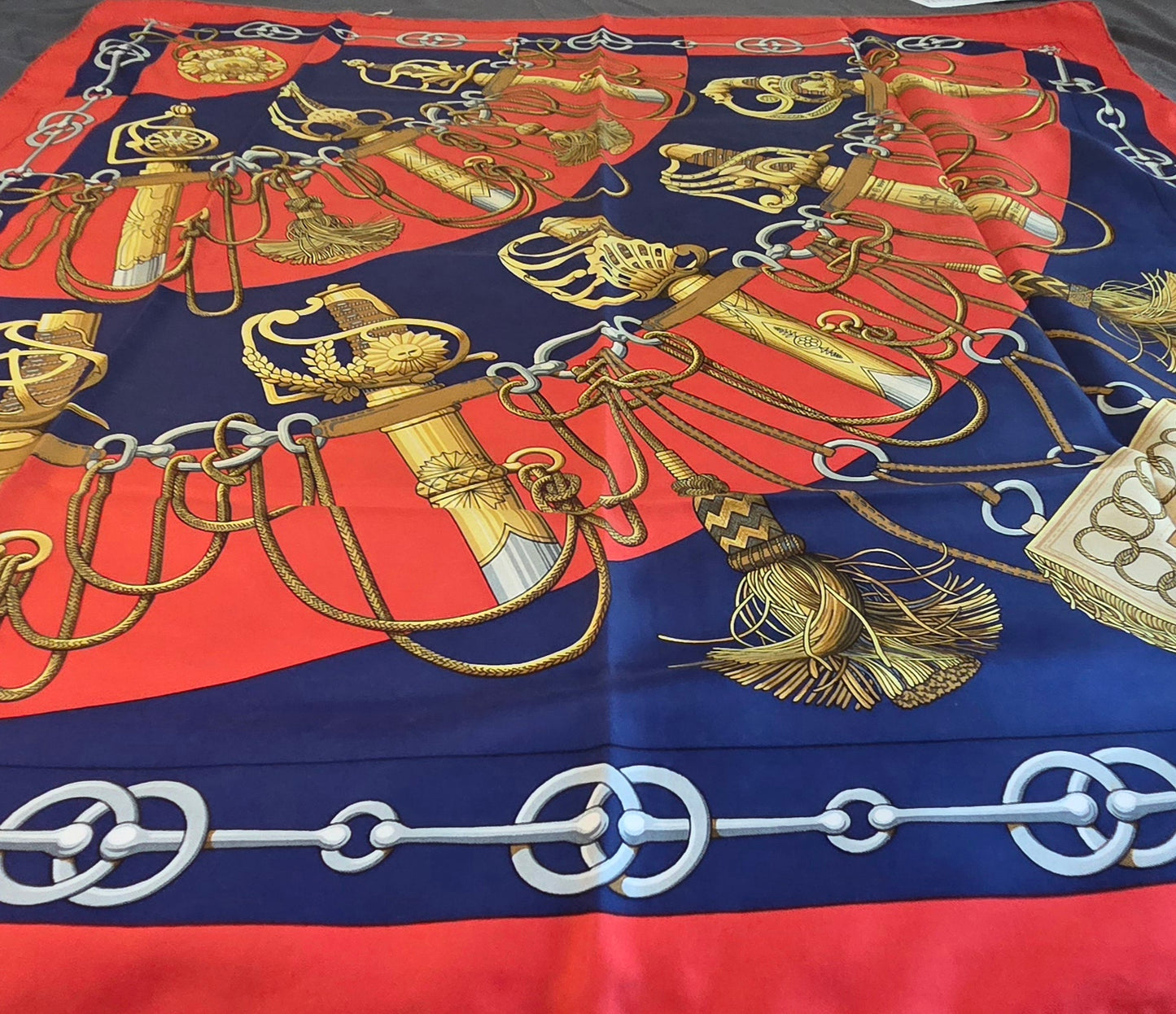 Carré Hermès en twill de soie "Cliquetis "