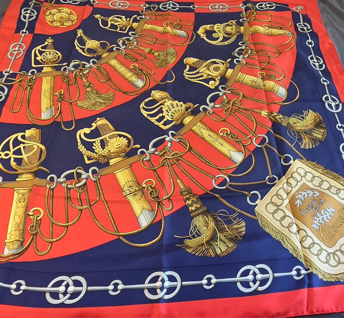 Carré Hermès en twill de soie "Cliquetis "