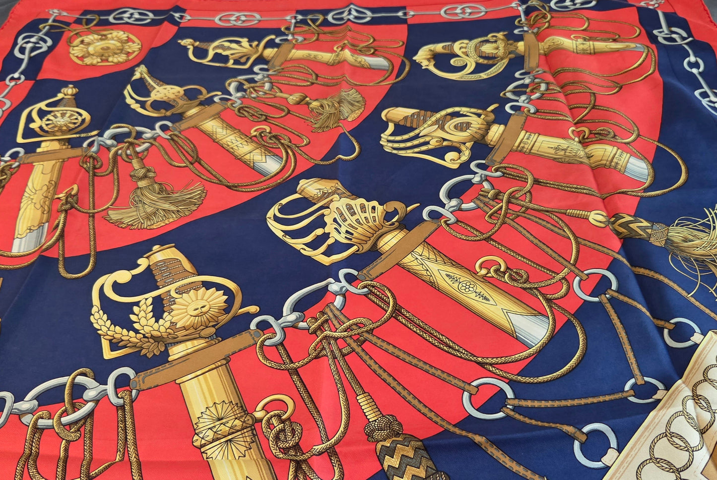 Carré Hermès en twill de soie "Cliquetis "