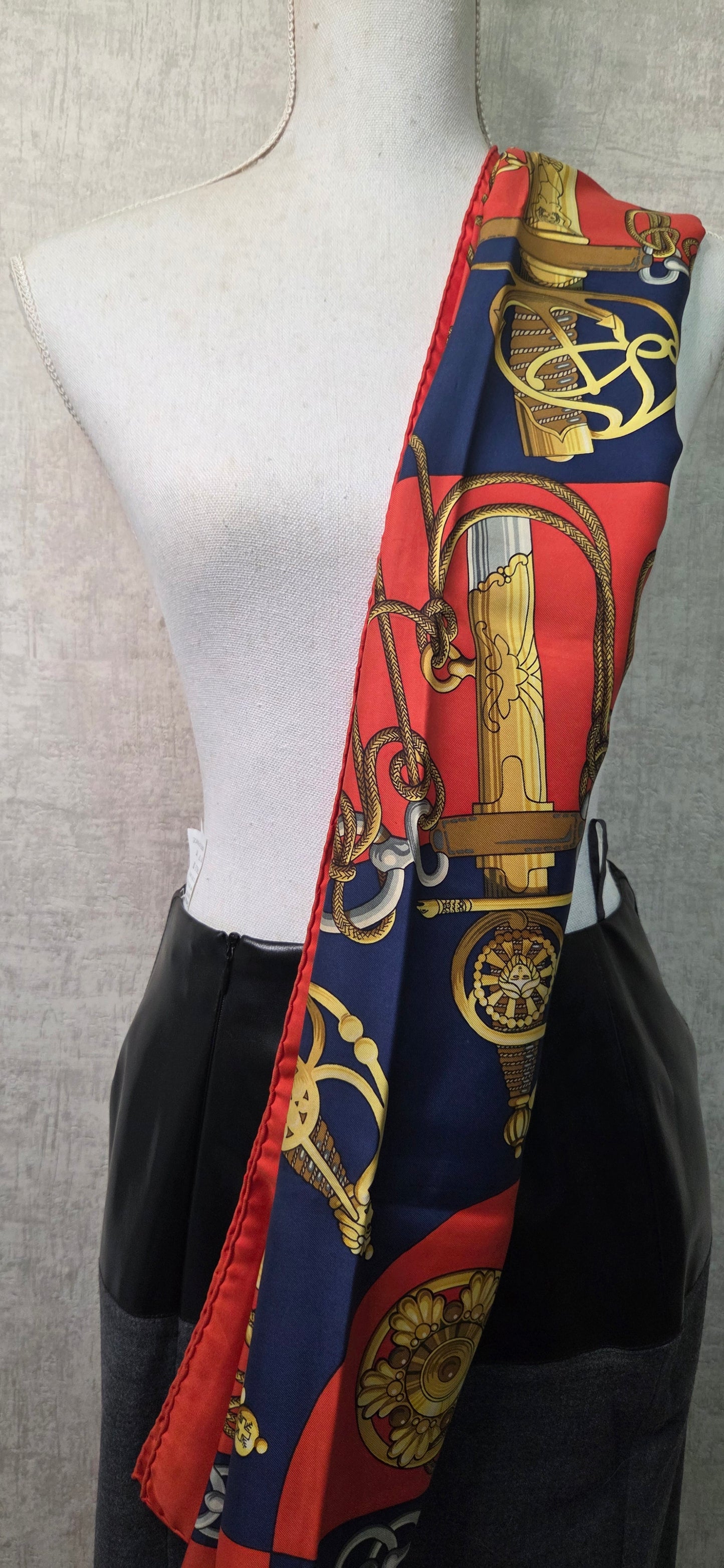 Carré Hermès en twill de soie "Cliquetis "
