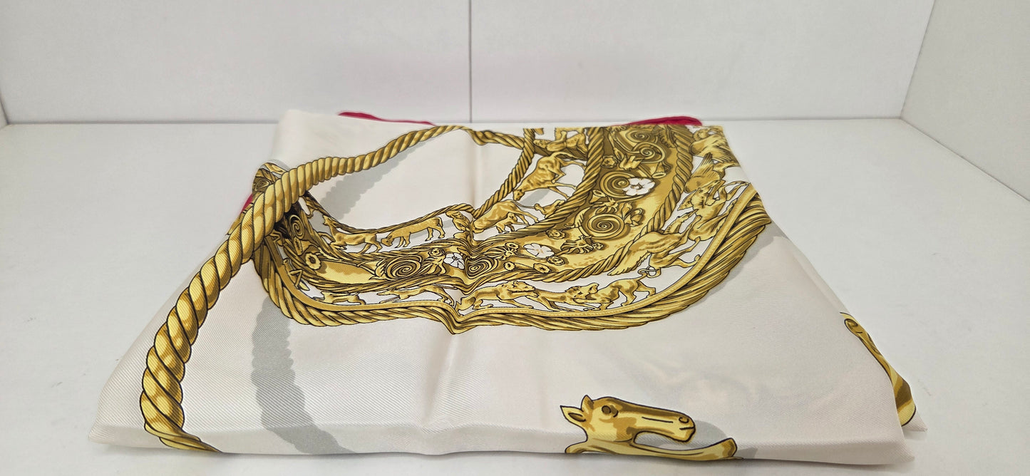 Carré Hermès en twill de Soie "Les Cavaliers D'Or "