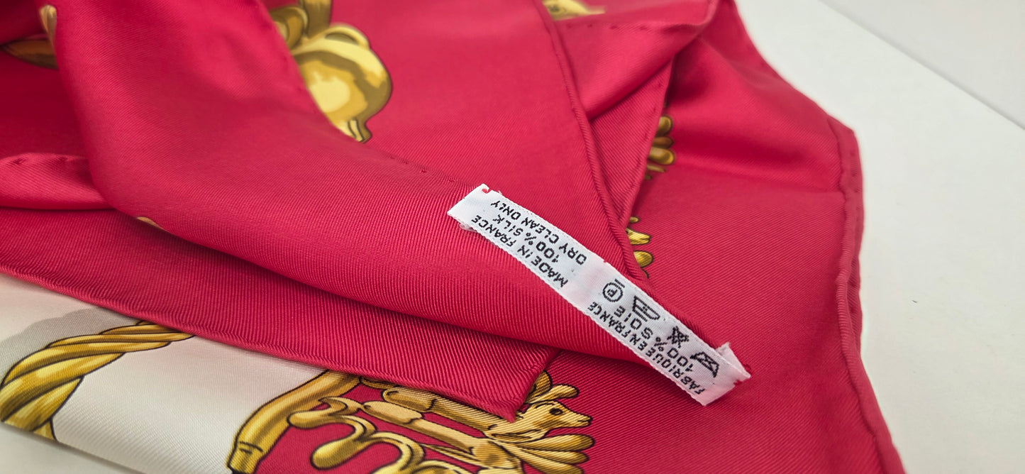 Carré Hermès en twill de Soie "Les Cavaliers D'Or "