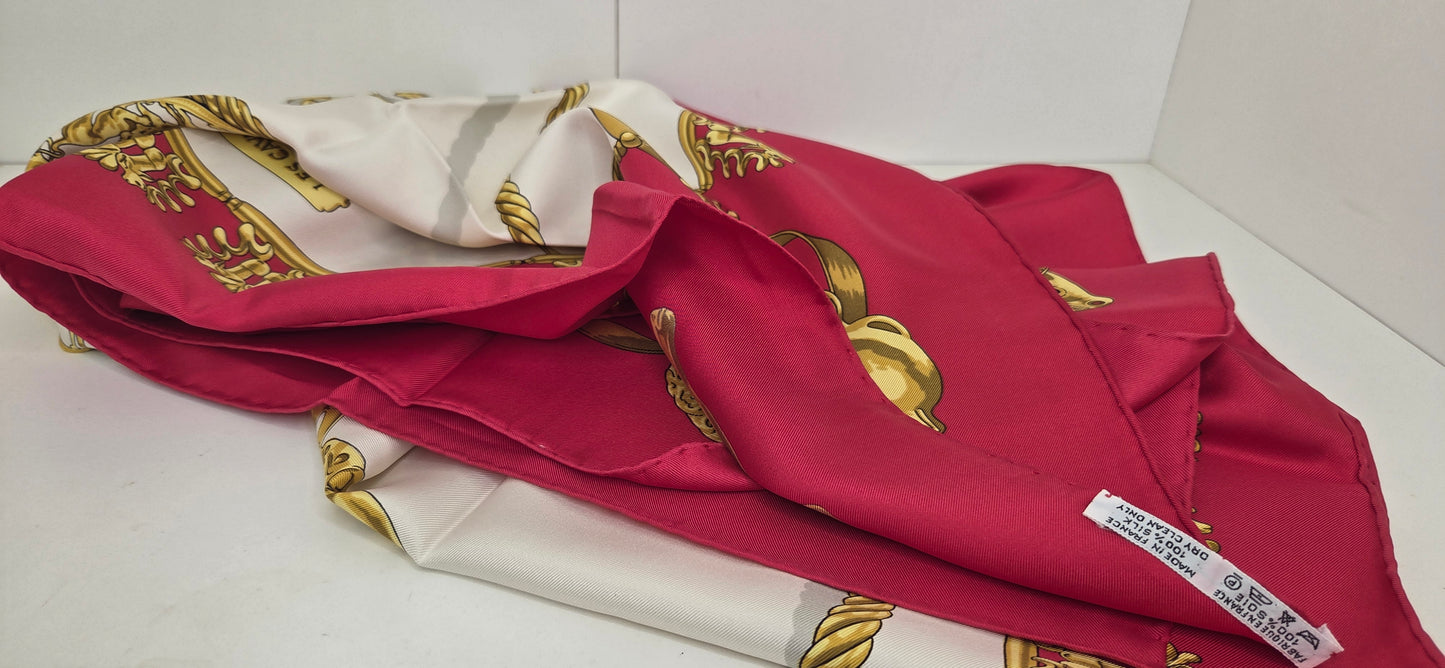 Carré Hermès en twill de Soie "Les Cavaliers D'Or "