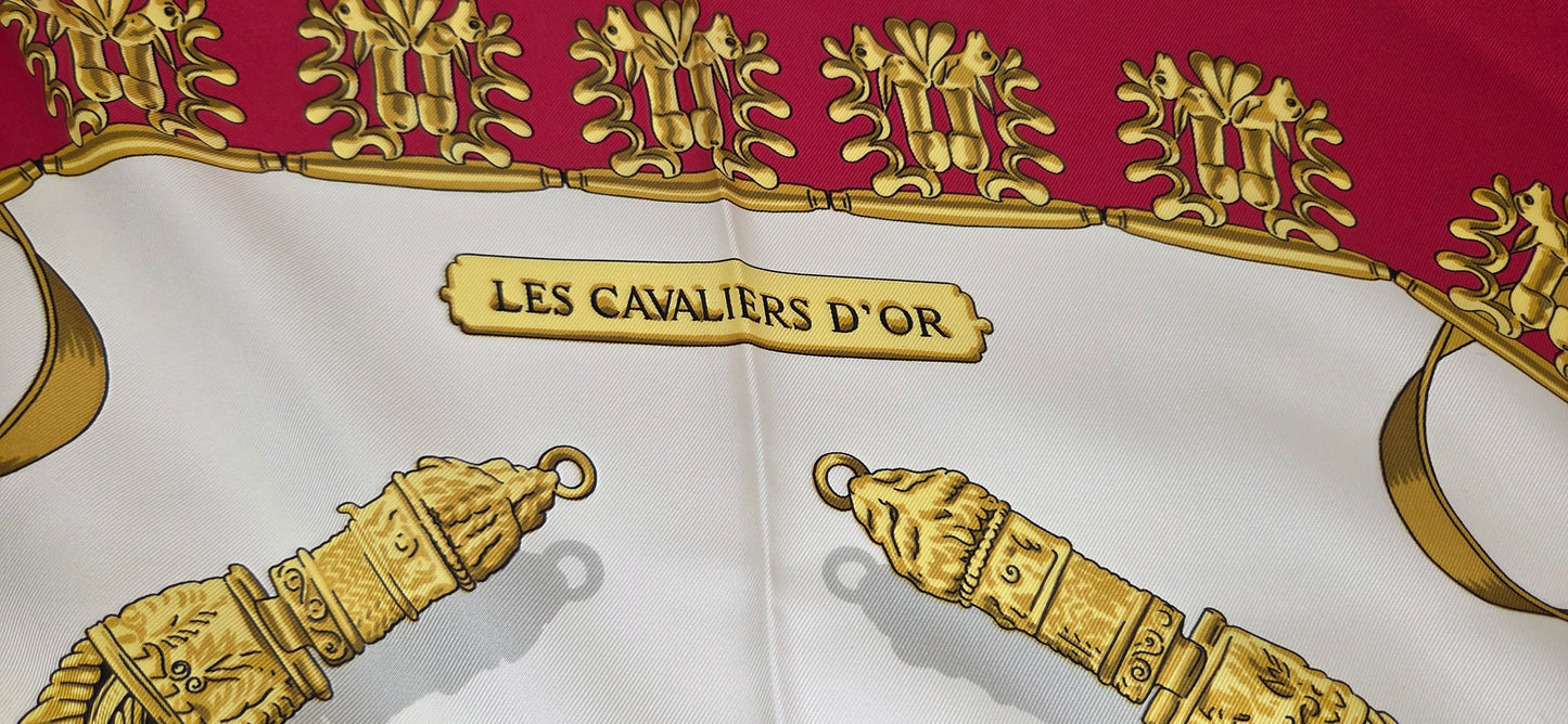 Carré Hermès en twill de Soie "Les Cavaliers D'Or "