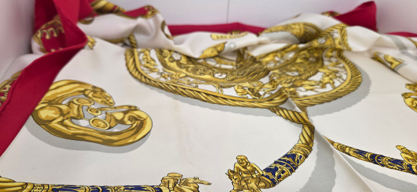 Carré Hermès en twill de Soie "Les Cavaliers D'Or "