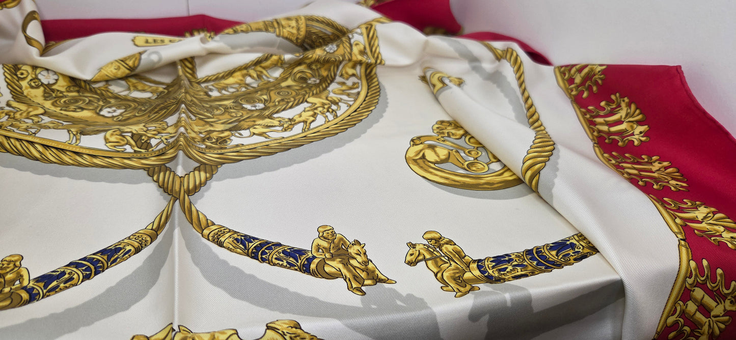 Carré Hermès en twill de Soie "Les Cavaliers D'Or "