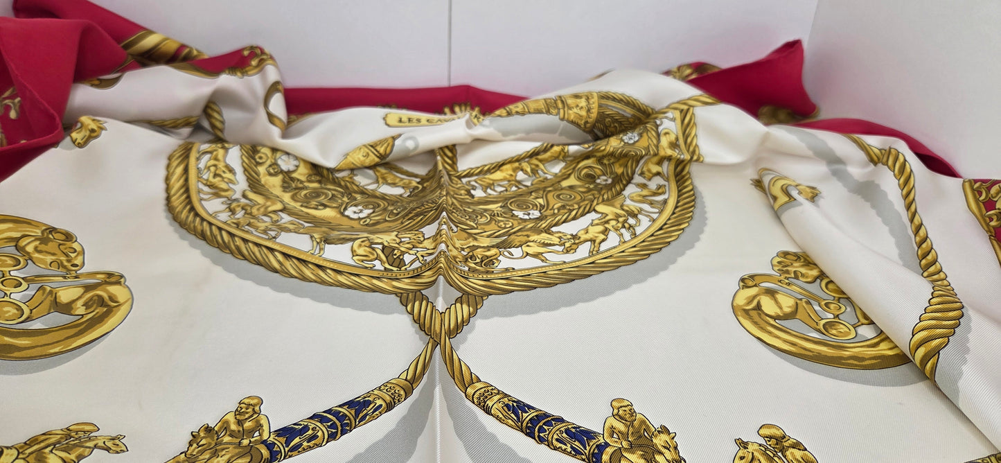 Carré Hermès en twill de Soie "Les Cavaliers D'Or "