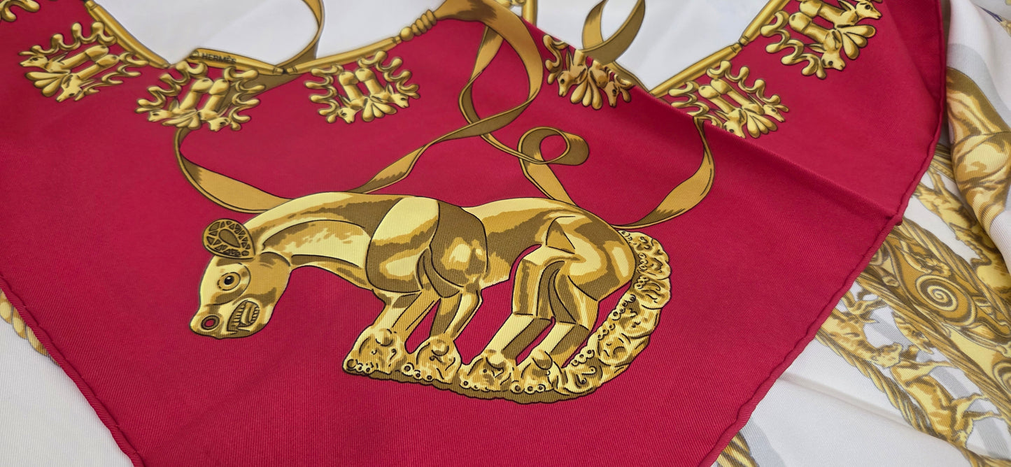 Carré Hermès en twill de Soie "Les Cavaliers D'Or "