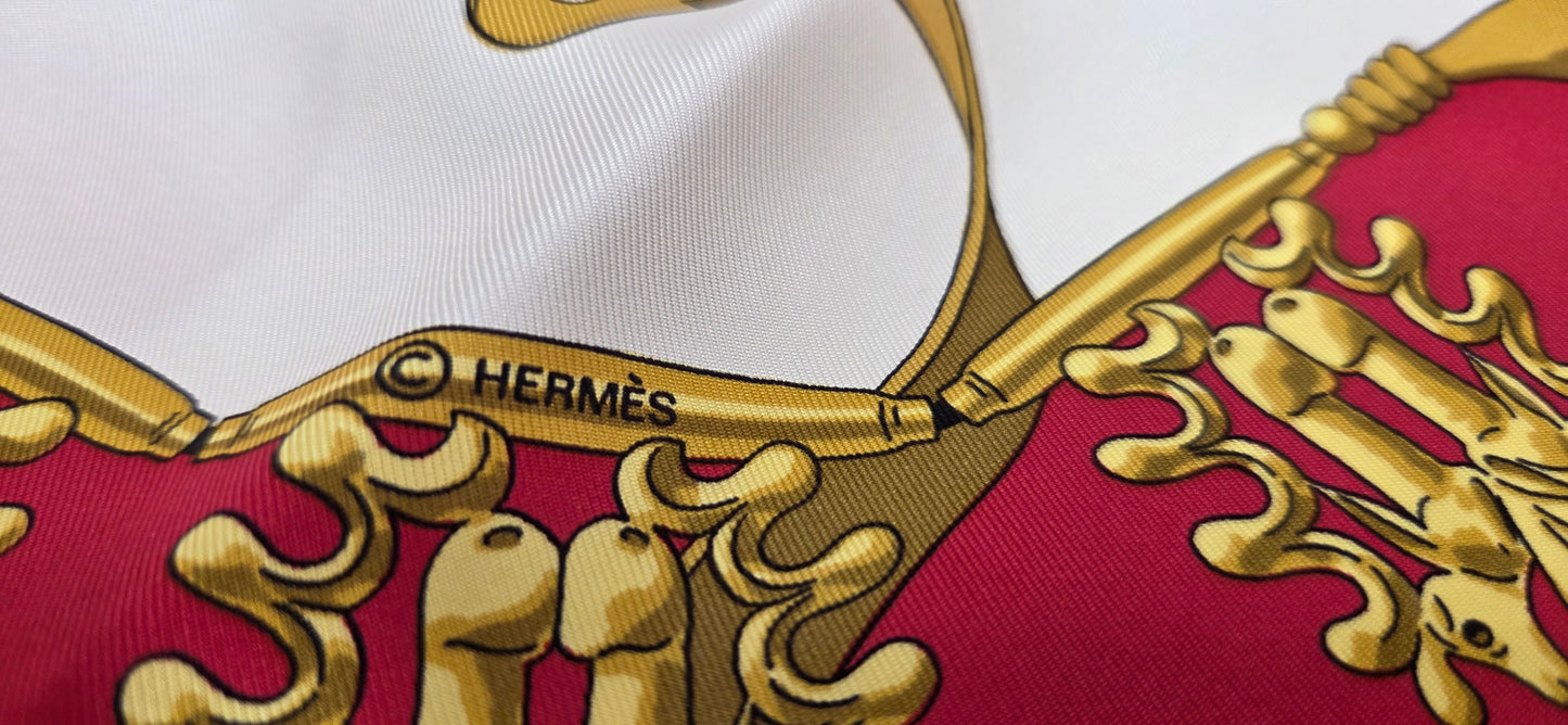 Carré Hermès en twill de Soie "Les Cavaliers D'Or "