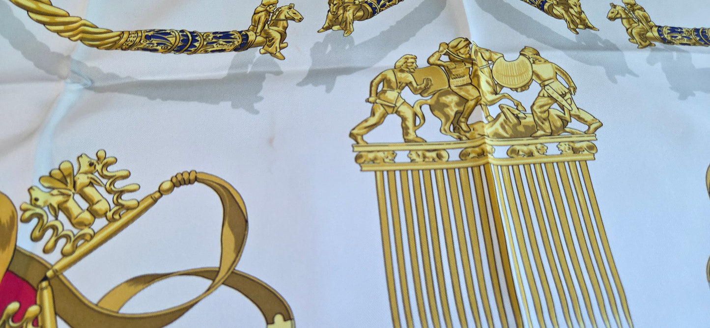 Carré Hermès en twill de Soie "Les Cavaliers D'Or "