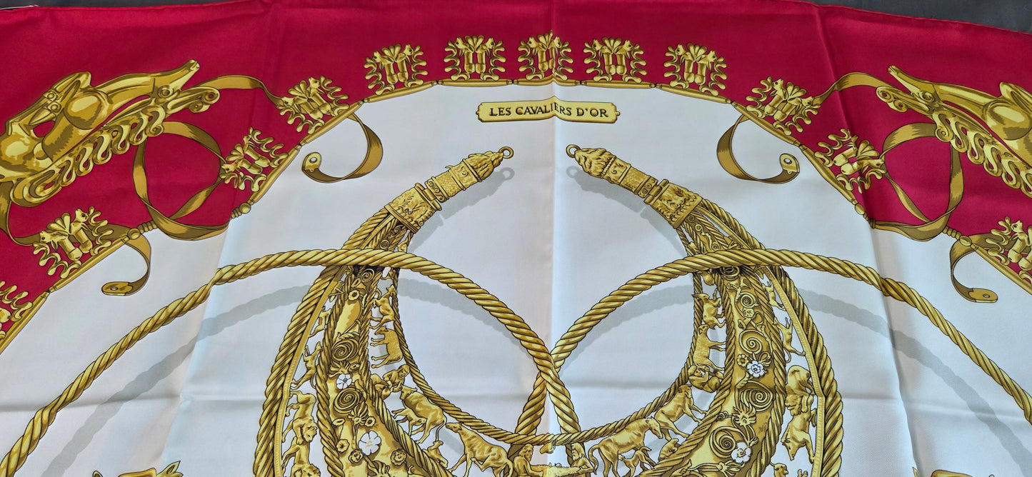 Carré Hermès en twill de Soie "Les Cavaliers D'Or "