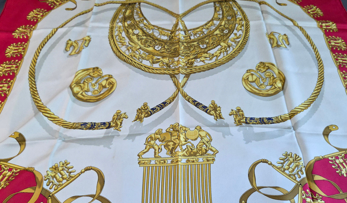 Carré Hermès en twill de Soie "Les Cavaliers D'Or "