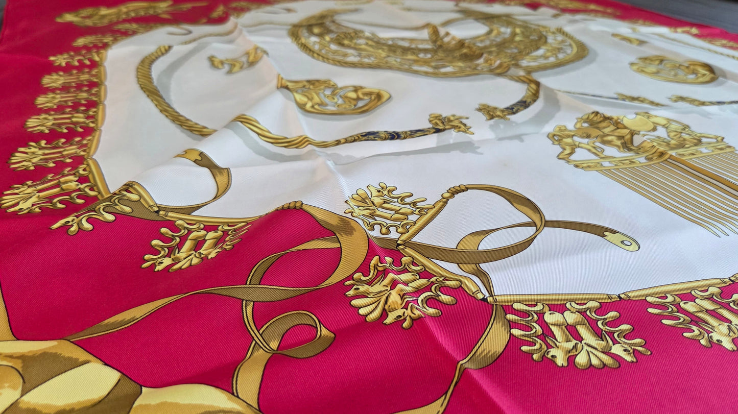 Carré Hermès en twill de Soie "Les Cavaliers D'Or "