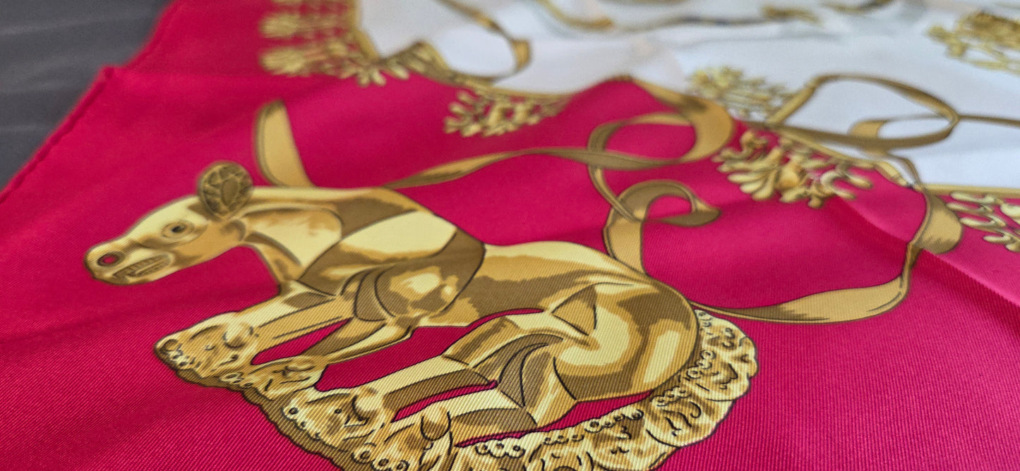 Carré Hermès en twill de Soie "Les Cavaliers D'Or "