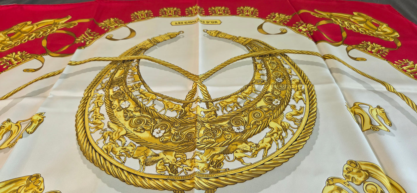 Carré Hermès en twill de Soie "Les Cavaliers D'Or "