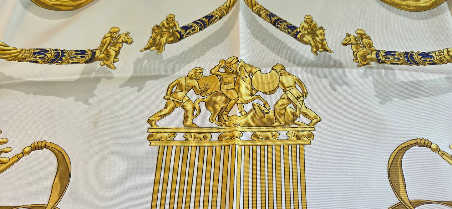 Carré Hermès en twill de Soie "Les Cavaliers D'Or "