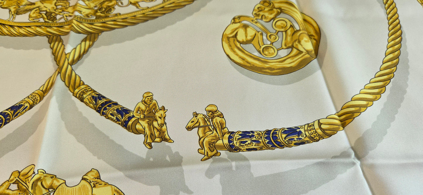 Carré Hermès en twill de Soie "Les Cavaliers D'Or "