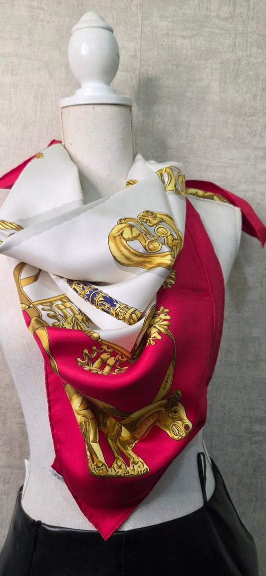 Carré Hermès en twill de Soie "Les Cavaliers D'Or "