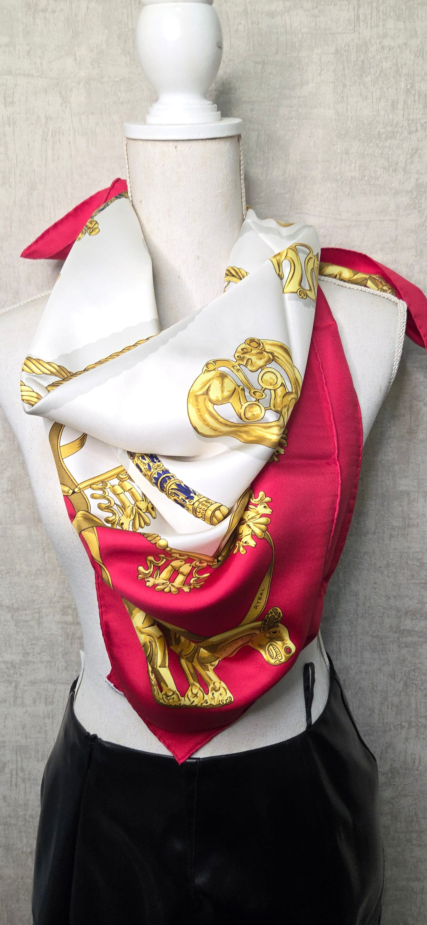 Carré Hermès en twill de Soie "Les Cavaliers D'Or "