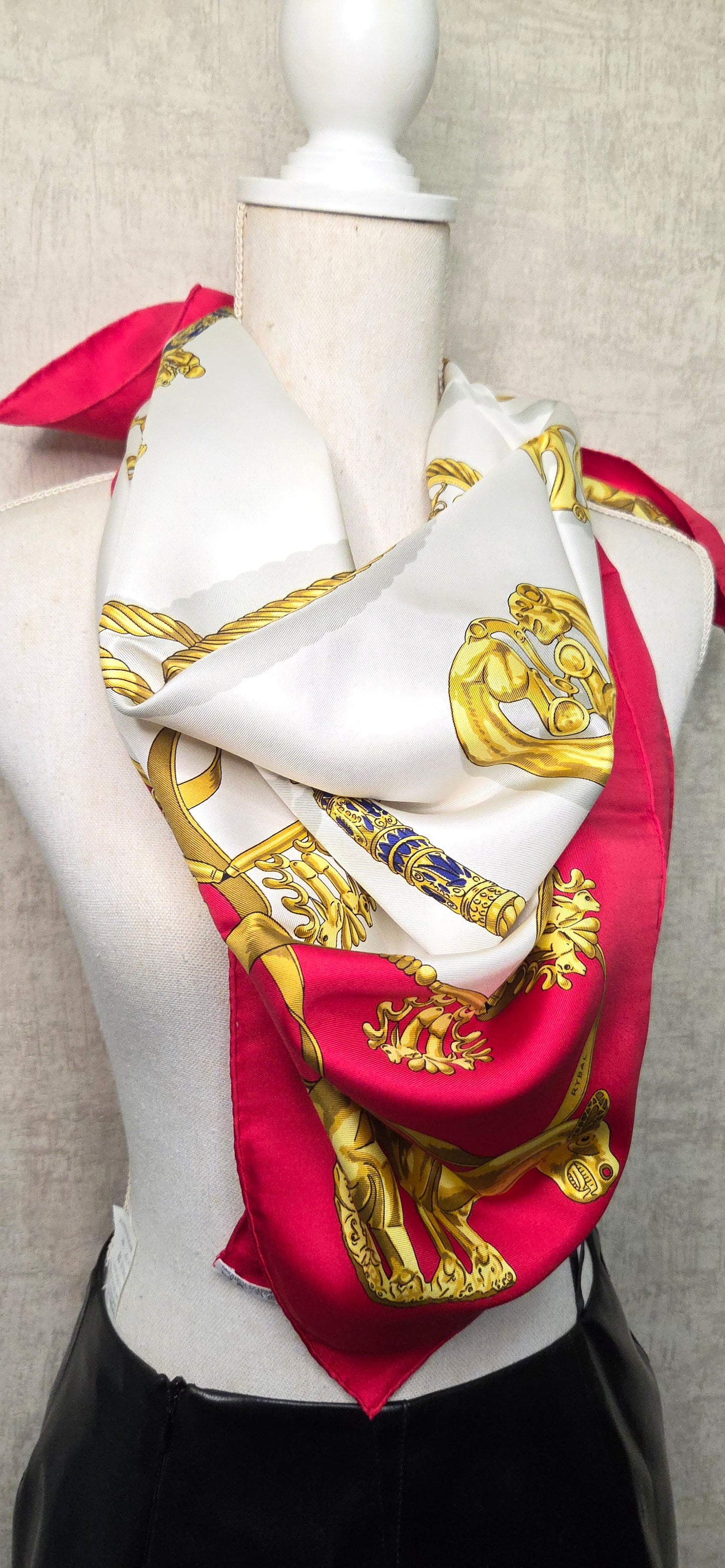 Carré Hermès en twill de Soie "Les Cavaliers D'Or "