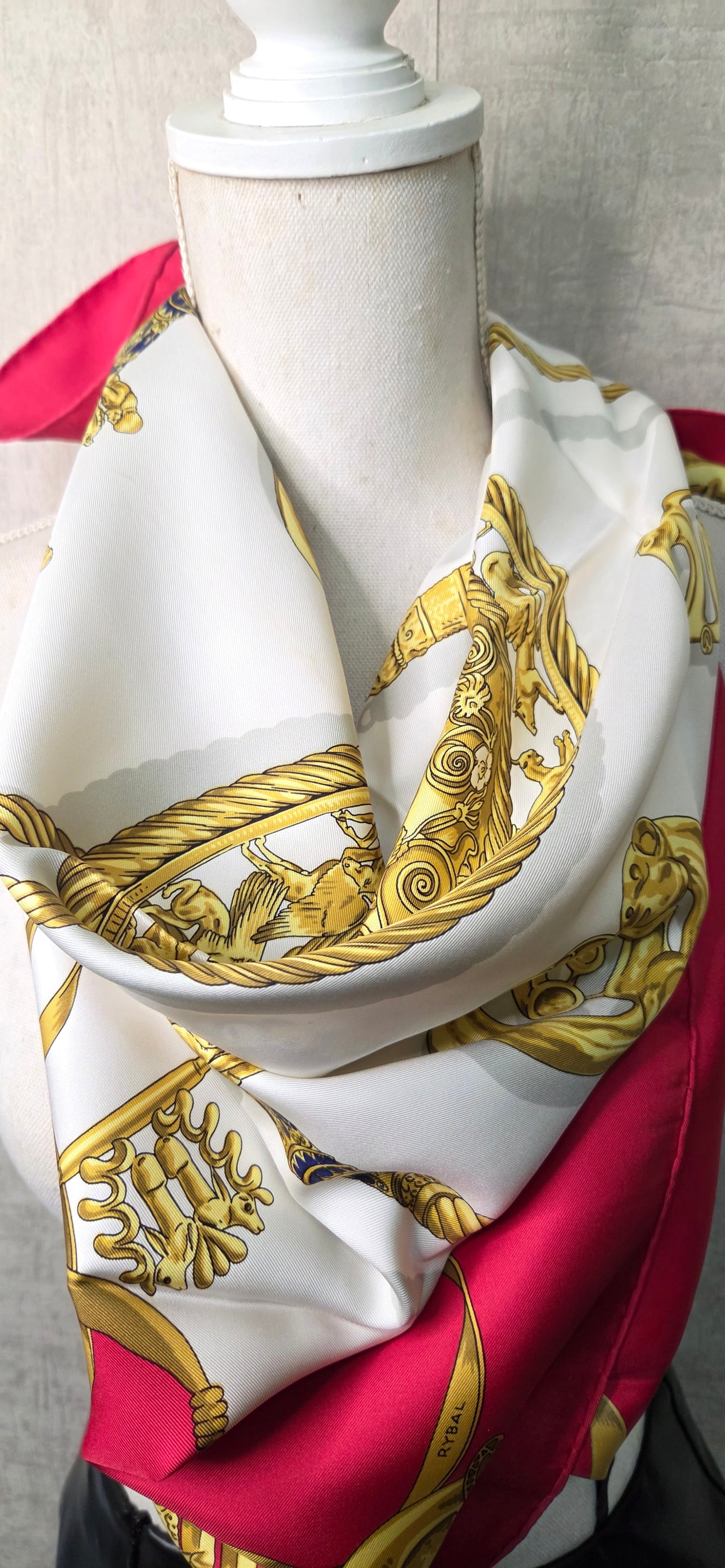Carré Hermès en twill de Soie "Les Cavaliers D'Or "
