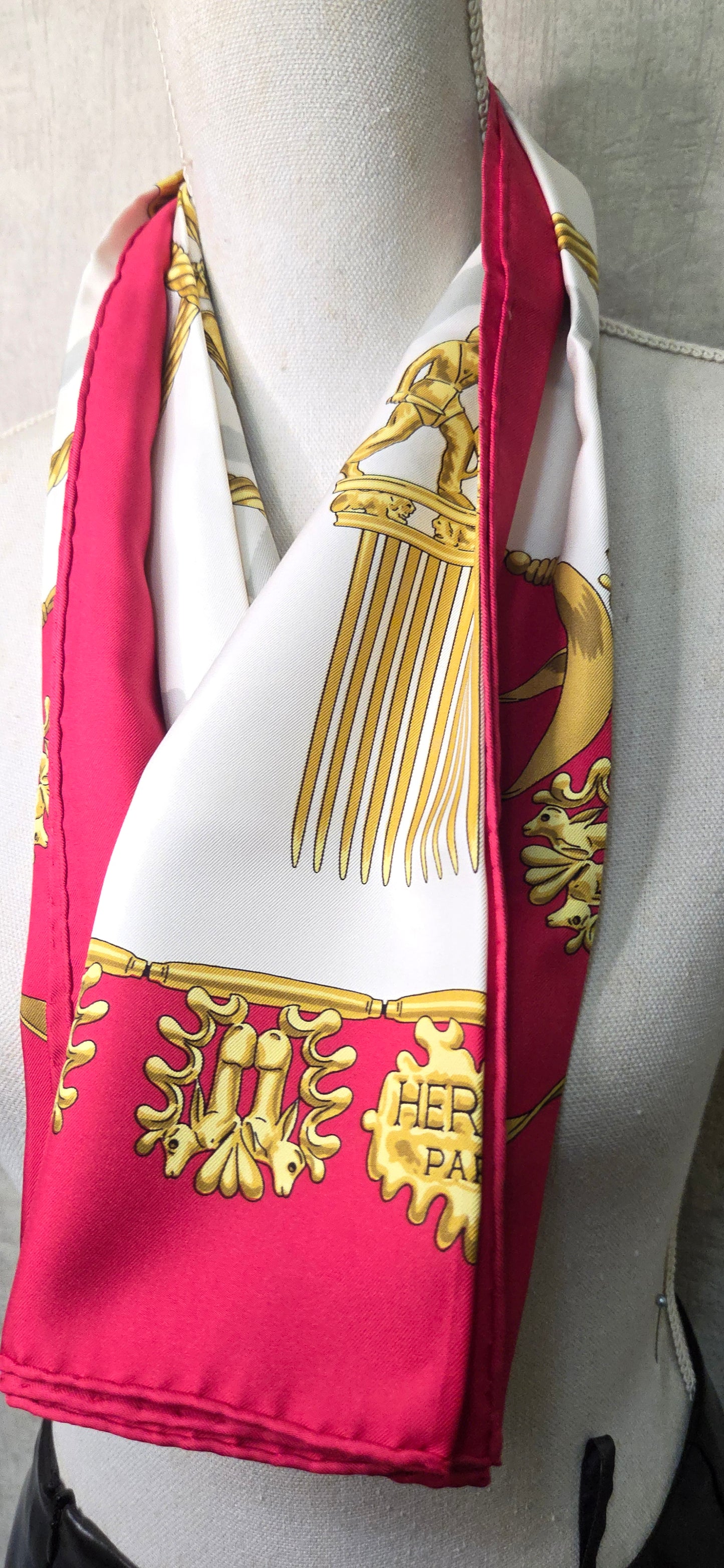 Carré Hermès en twill de Soie "Les Cavaliers D'Or "