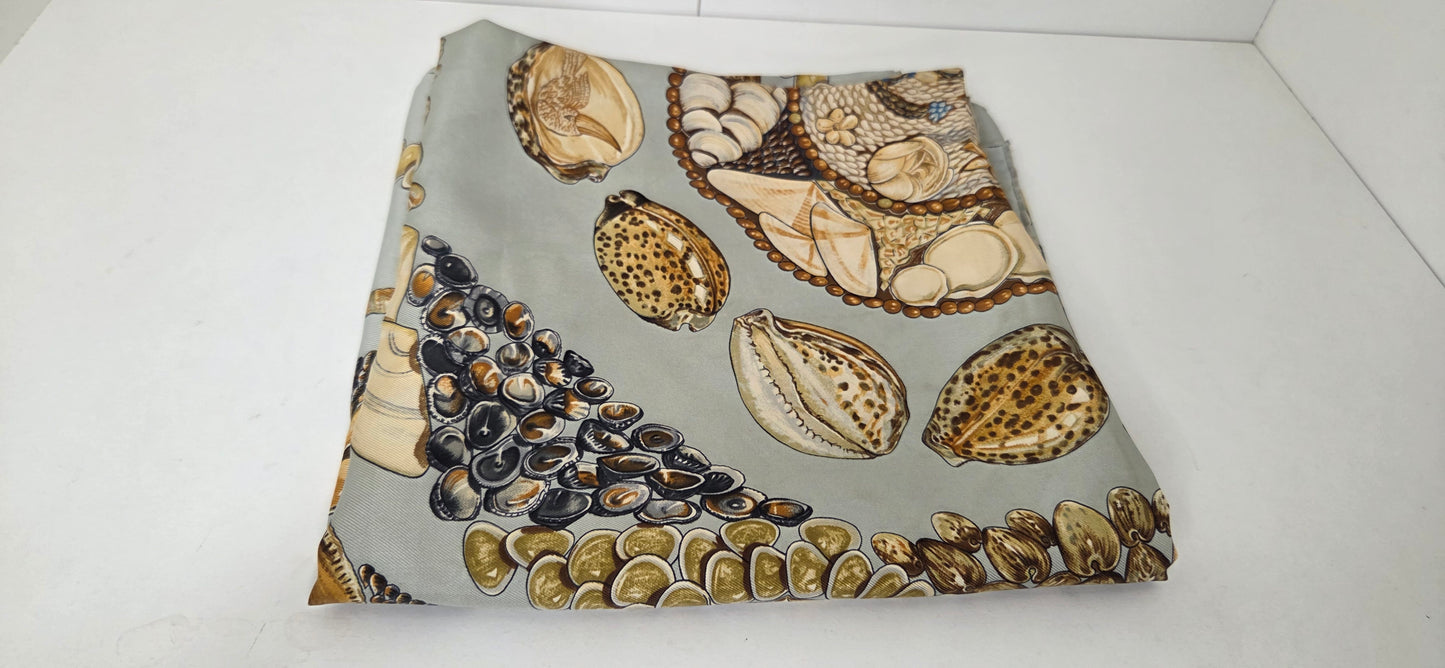 Carré Hermès en twill de soie "Rocailles "