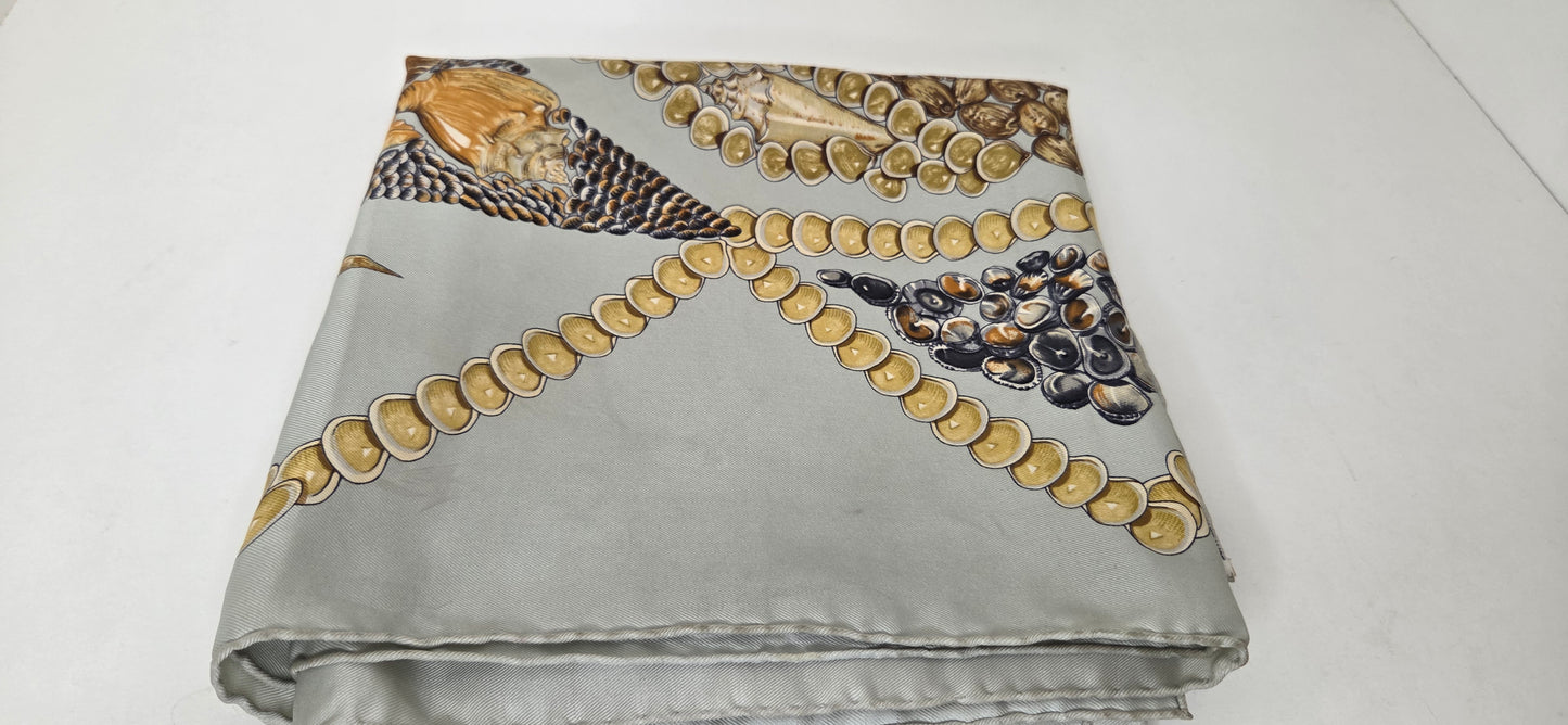 Carré Hermès en twill de soie "Rocailles "