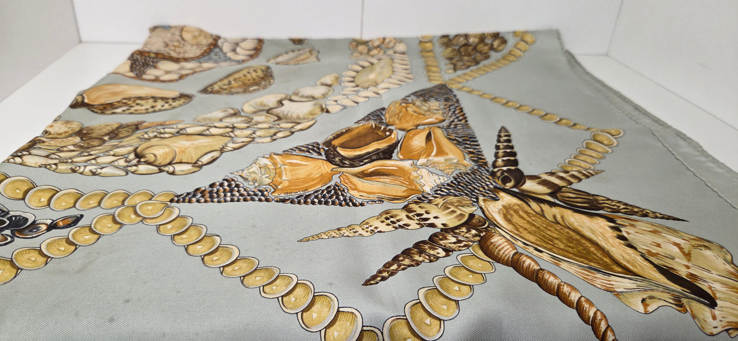 Carré Hermès en twill de soie "Rocailles "