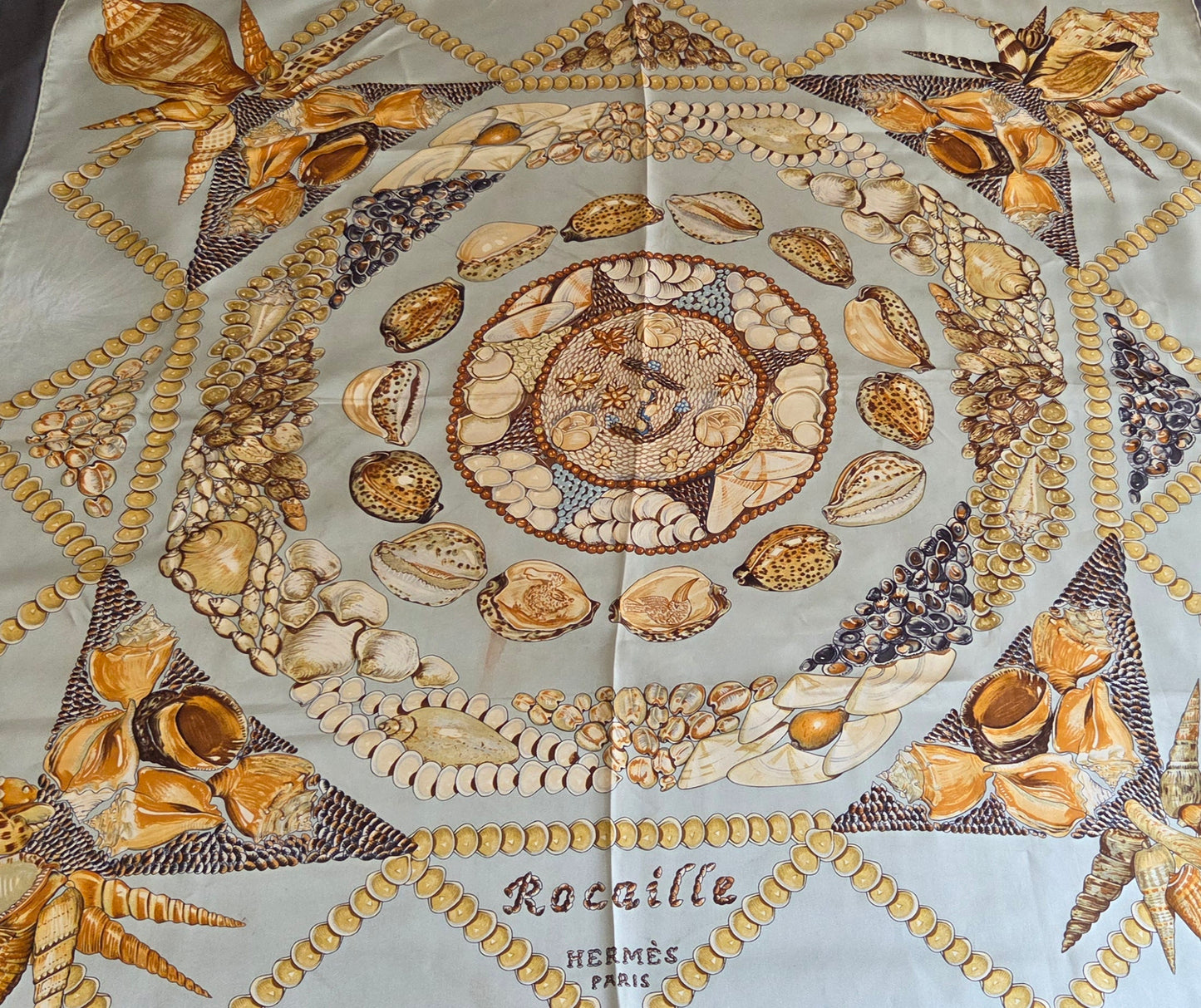 Carré Hermès en twill de soie "Rocailles "