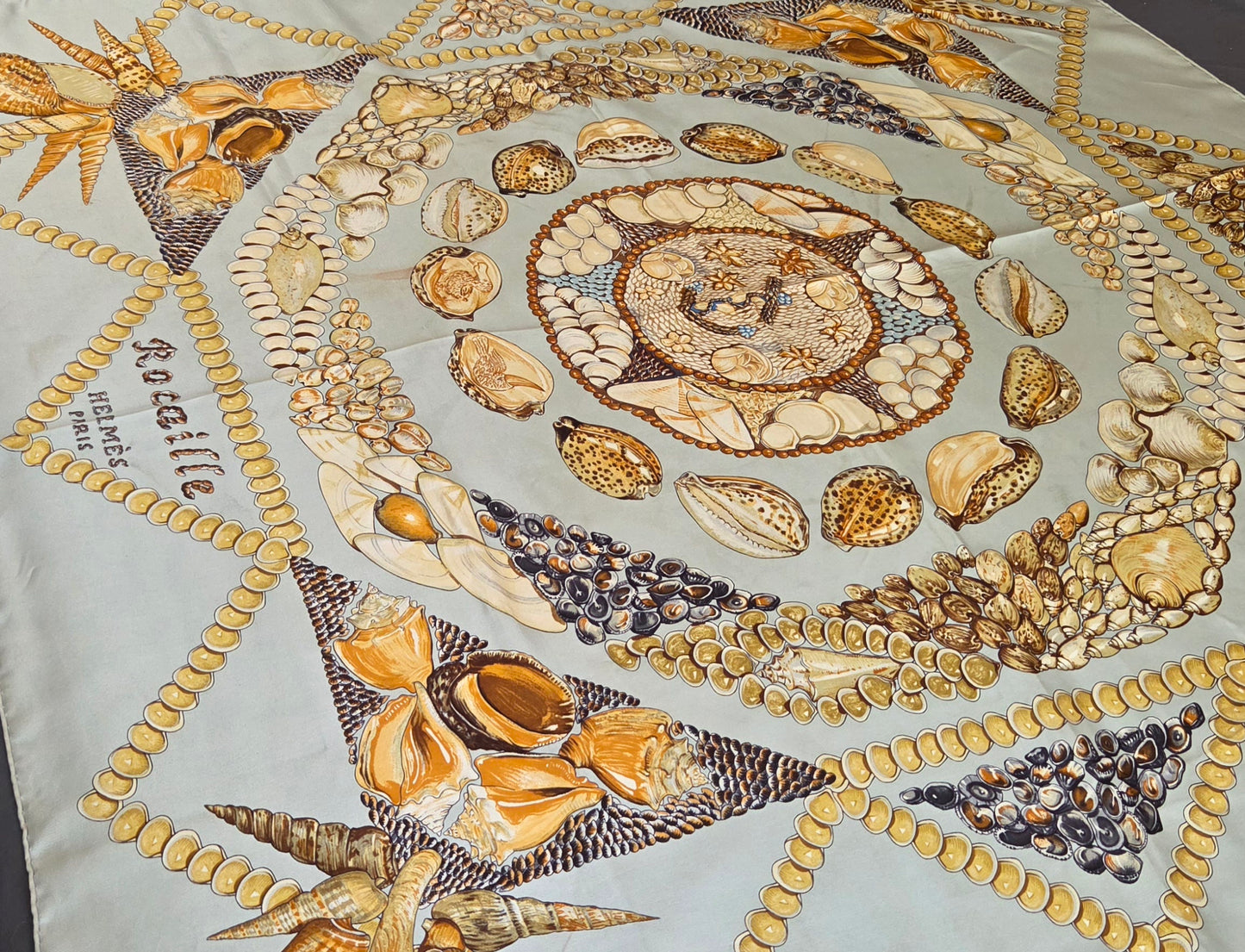 Carré Hermès en twill de soie "Rocailles "
